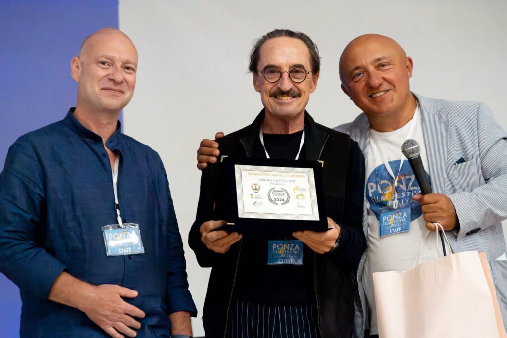 Ponza Film Festival September 2024 Award Ceremony 12 Il produttore Sergio Castellani con Francesco Maria Cordella e Filippo Ceci, organizzatori del Festival